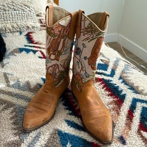 Rare gorgeous pair of vintage western style Seychelles boots. Made of Suede.